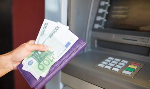 greseala-care-ii-lasa-pe-turisti-fara-bani-in-vacanta.-de-ce-nu-este-indicat-sa-scoti-cash-de-la-anumite-bancomate-din-strainatate
