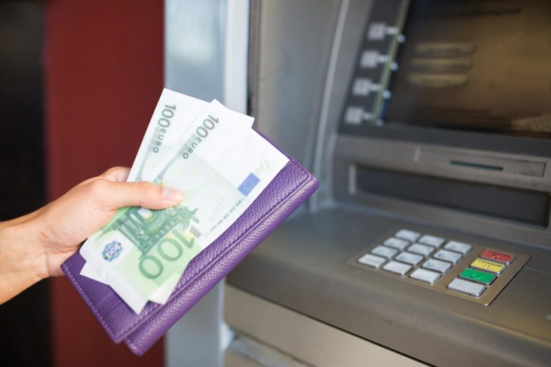 greseala-care-ii-lasa-pe-turisti-fara-bani-in-vacanta.-de-ce-nu-este-indicat-sa-scoti-cash-de-la-anumite-bancomate-din-strainatate