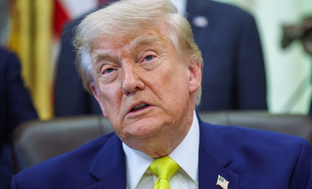 trump-ameninta-ca-sua-vor-percepe-taxe-in-stramtoarea-ormuz-daca-nu-se-ajunge-la-un-acord-final-cu-iranul-in-60-de-zile