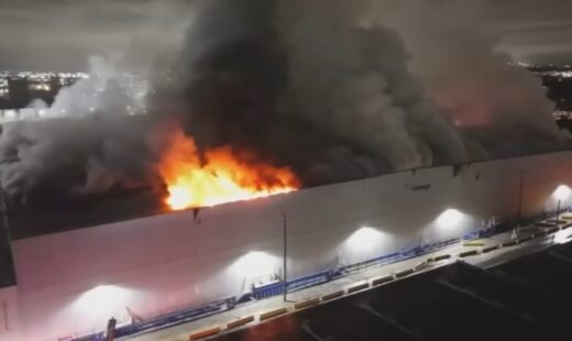 incendiul-de-proportii-la-un-depozit-din-los-angeles-continua.-primarul-karen-bass-a-declarat-stare-de-urgenta-in-a-doua-metropola-din-sua