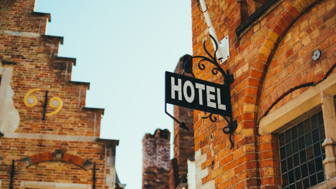 unde-se-gaseste-cel-mai-vechi-hotel-din-lume,-deschis-in-anul-705.-de-1300-de-ani-si-52-de-generatii,-aceeasi-familie-administreaza-acest-loc