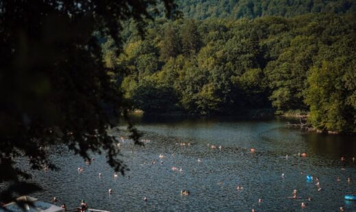 lacul-din-romania-care-se-incalzeste-singur.-fenomenul-rar-atrage-turisti-din-toata-lumea