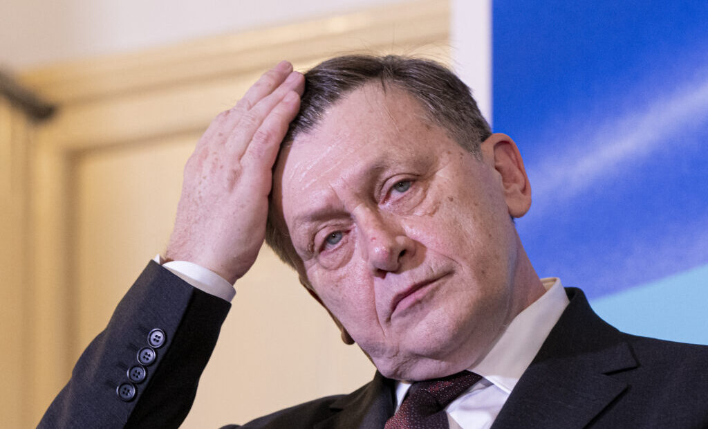 atac-fara-precedent:-pnl-a-fost-ocupat-ca-o-casa-veche.-crin-antonescu:-bolojan-le-a-dat-cheile