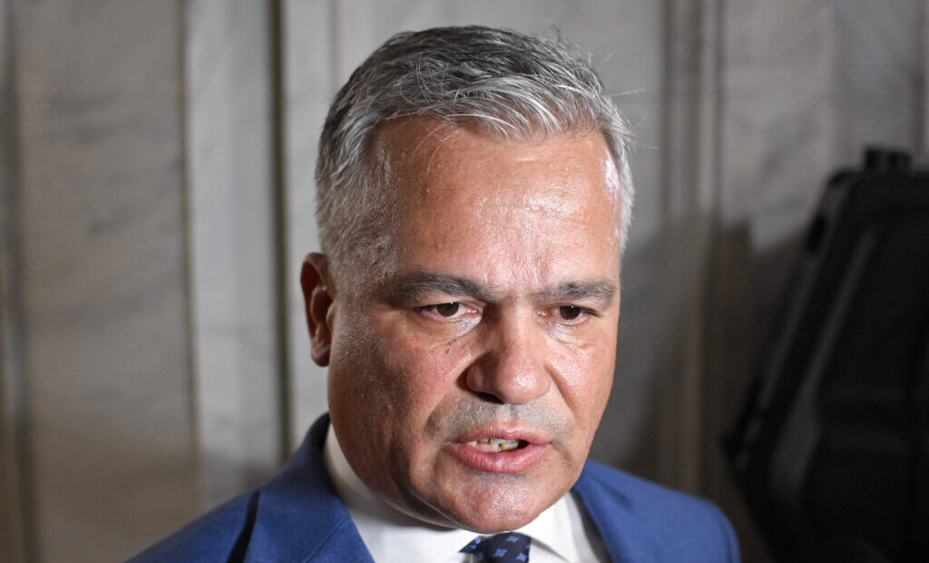 guvernul-vestea-va-fi-votat-azi:-audieri-accelerate-si-vot-de-investire-luni-simion-ii-da-termen-lui-vestea-pana-la-ora-20.00-sa-vina-la-sediul-aur