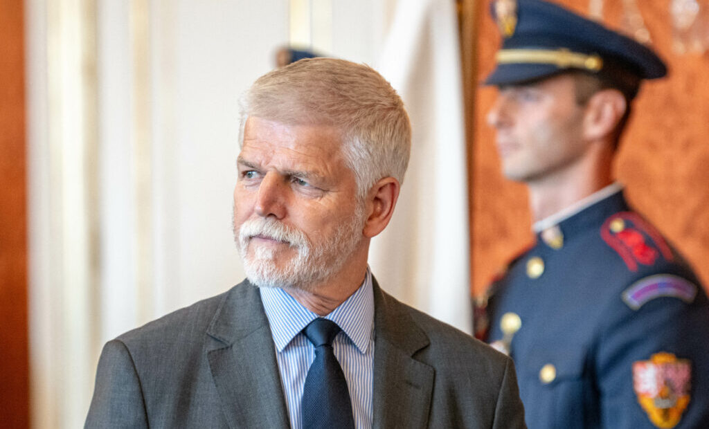 guvernul-cehiei-il-exclude-pe-presedinte-din-delegatia-pentru-summitul-nato-de-la-ankara