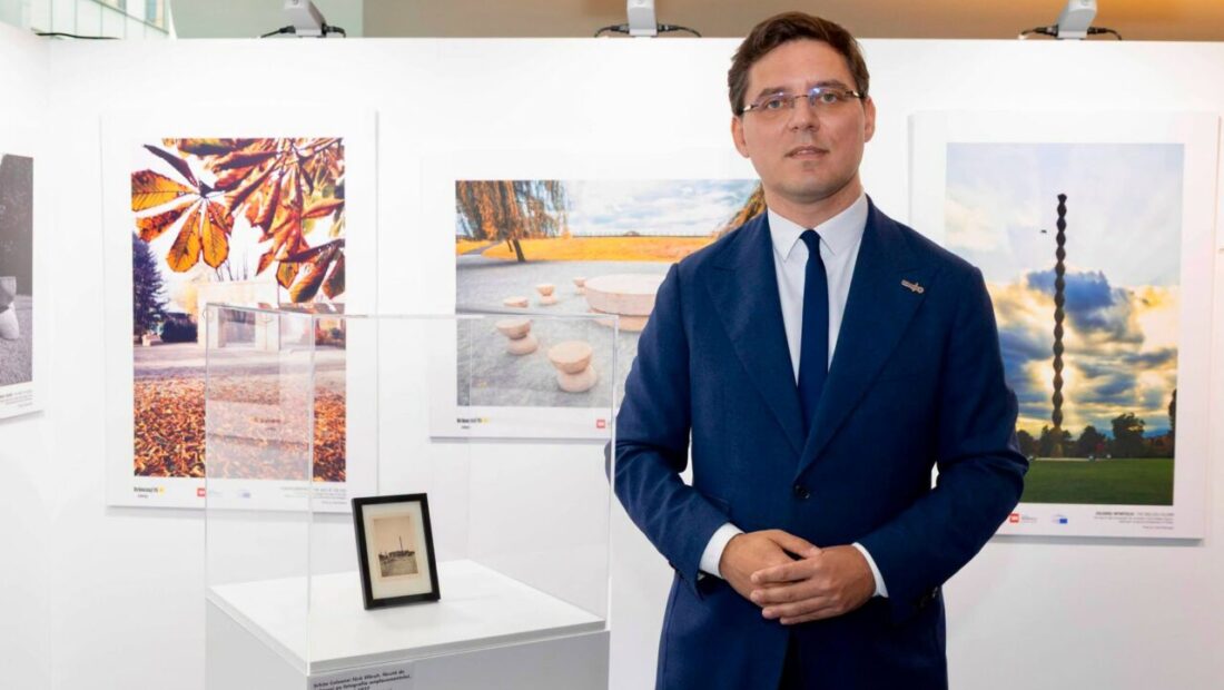 victor-negrescu-a-expus-operele-lui-brancusi-la-parlamentul-european.-participantii-au-calatorit-virtual-pana-la-targu-jiu