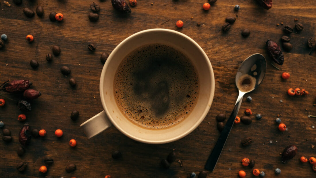 de-ce-sa-amesteci-cafeaua-cu-piper-negru,-potrivit-expertilor