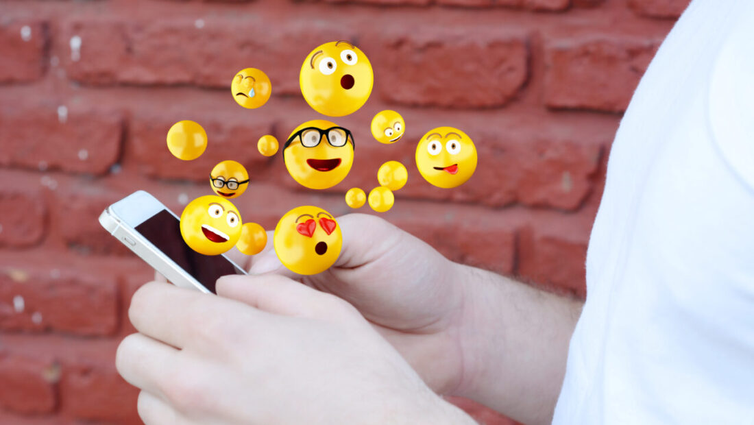 ce-spun-psihologii-despre-persoanele-care-trimit-mereu-mesaje-cu-emoticoane-pe-whatsapp