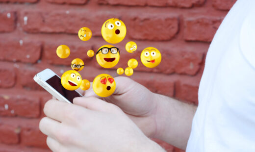 ce-spun-psihologii-despre-persoanele-care-trimit-mereu-mesaje-cu-emoticoane-pe-whatsapp