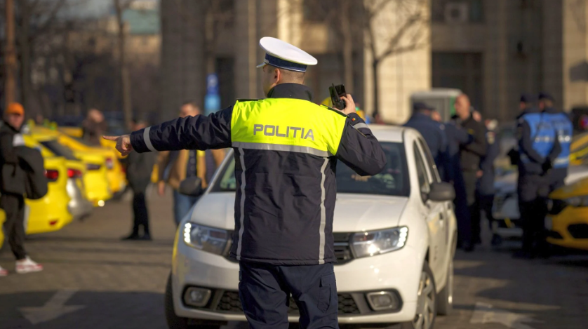 un-biciclist,-la-trecerea-pentru-pietoni,-a-traversat-drumul-public-fara-a-cobori-de-pe-vehicul,-chiar-in-ochii-politistilor.-iata-ce-a-urmat