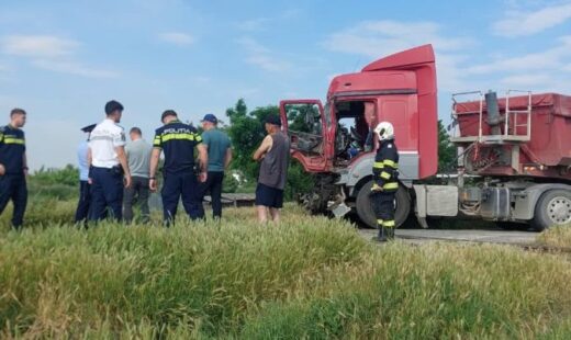 accident-feroviar-intre-un-tren-de-calatori-si-un-tir,-la-tutova.-soferul-a-fost-ranit-si-transportat-la-spital