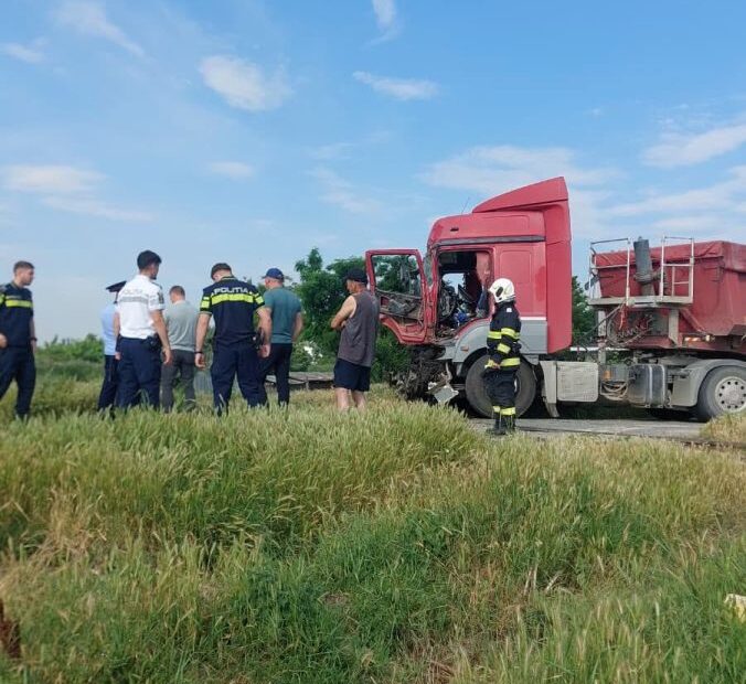 accident-feroviar-intre-un-tren-de-calatori-si-un-tir,-la-tutova.-soferul-a-fost-ranit-si-transportat-la-spital