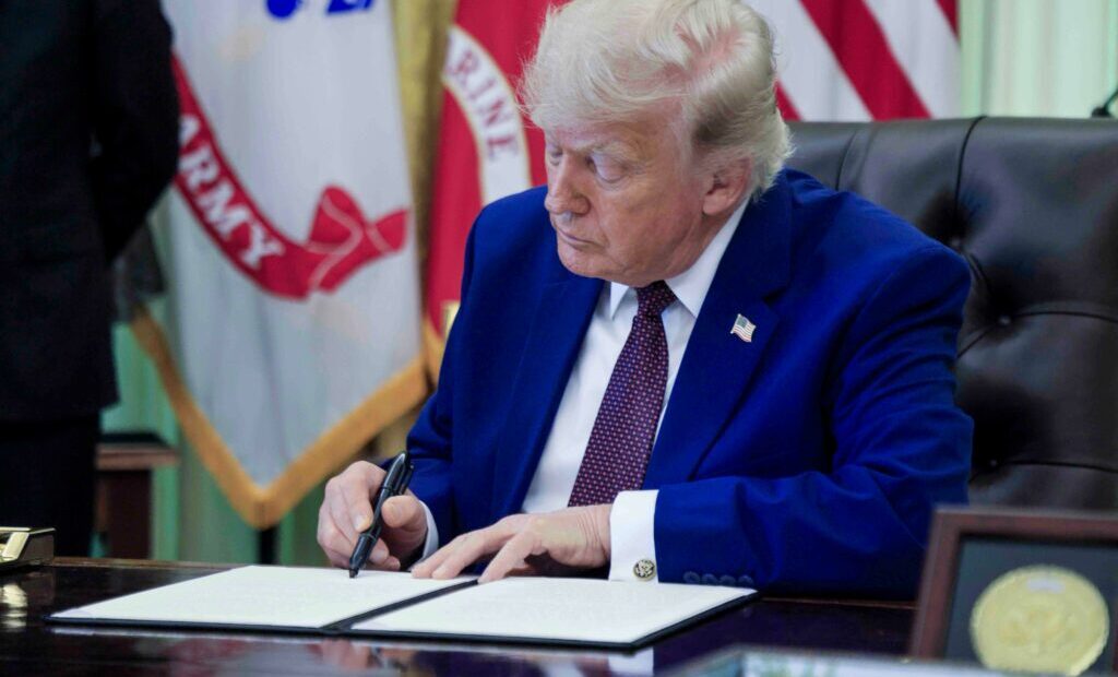 donald-trump-anuleaza-ceremonia-de-semnare-a-unei-legi-din-cauza-blocarii-unei-legi-electorale