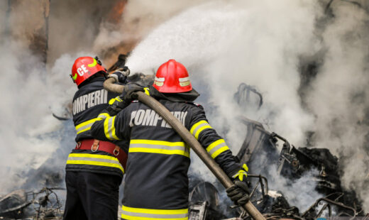 momente-de-panica-la-iasi!-o-casa-a-luat-foc,-pompierii-lupta-cu-flacarile