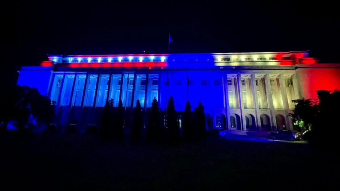 guvernul-anti-trump-al-romaniei-a-iluminat-palatul-victoria-in-culorile-sua-de-ziua-americanilor