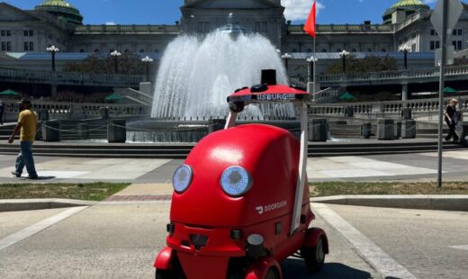 un-robot-de-livrari-a-refuzat-sa-paraseasca-zona-in-care-se-desfasura-o-operatiune-swat