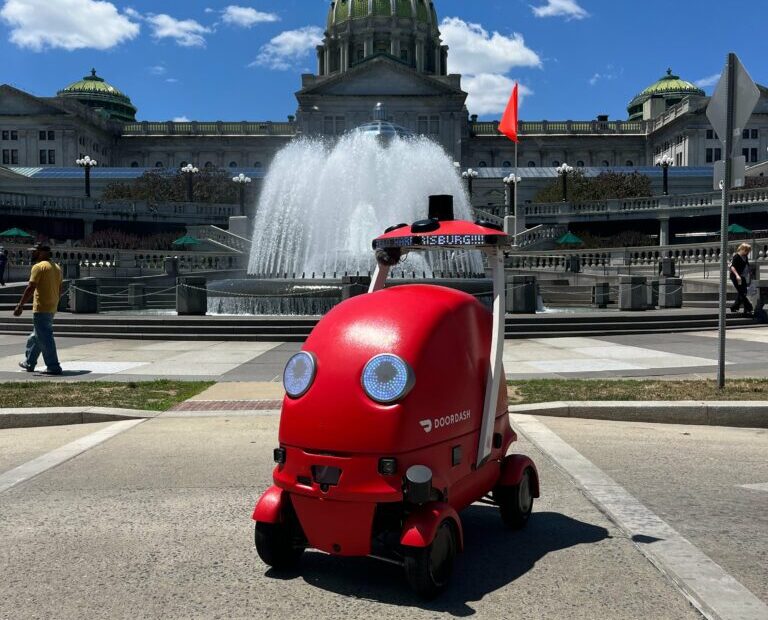 un-robot-de-livrari-a-refuzat-sa-paraseasca-zona-in-care-se-desfasura-o-operatiune-swat
