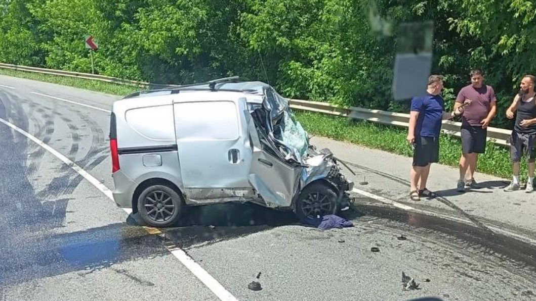 impact-devastator-intre-un-tir-si-o-masina-in-judetul-iasi.-un-barbat-de-63-de-ani-a-murit-–-update