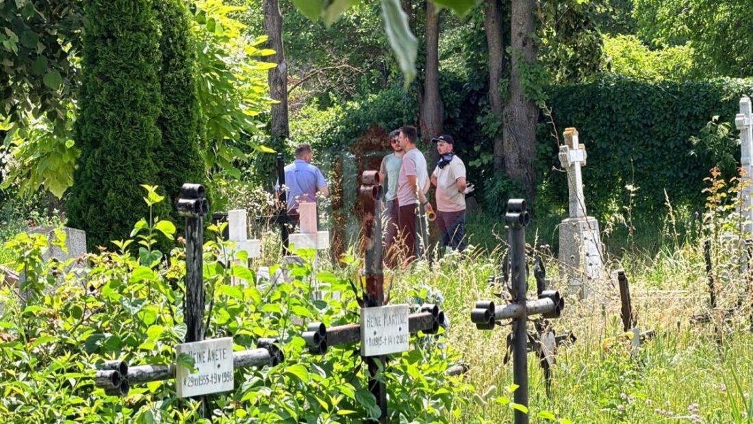 cimitirul-sf-petru-si-pavel-a-fost-inconjurat-de-criminalisti-dupa-ce-cativa-muncitori-au-facut-o-descoperire-macabra.-cadavrul-era-intr-un-sac-de-plastic-negru-–-exclusiv