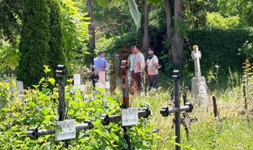 cimitirul-sf-petru-si-pavel-a-fost-inconjurat-de-criminalisti-dupa-ce-cativa-muncitori-au-facut-o-descoperire-macabra.-cadavrul-era-intr-un-sac-de-plastic-negru-–-exclusiv