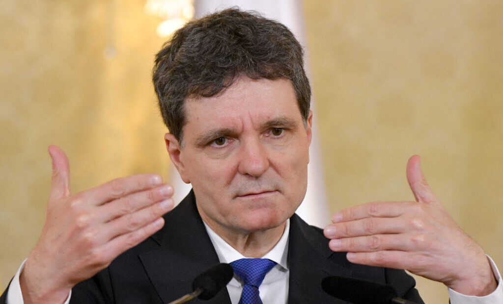 surse:-nicusor-dan,-iritat-de-blocajul-politic.-presedintele-considera-copilarisme-sicanele-dintre-psd-si-partidele-de-dreapta