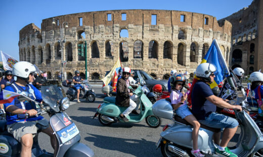 vespa-a-implinit-80-de-ani.-mii-de-pasionati-au-defilat-cu-scuterele-pe-strazile-romei:-vespa-este-un-mod-de-viata