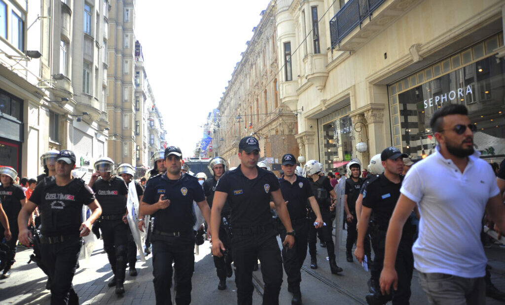 politia-turca-a-retinut-cel-putin-50-de-persoane-la-marsul-pride-de-la-istanbul