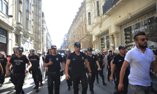 politia-turca-a-retinut-cel-putin-50-de-persoane-la-marsul-pride-de-la-istanbul