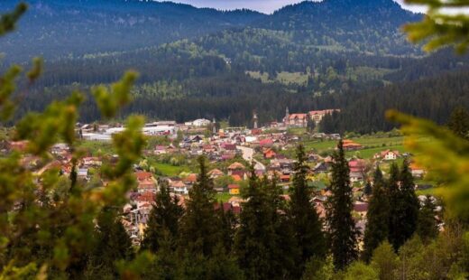 orasul-mic-din-romania-care-a-cucerit-europa.-multi-il-traverseaza-fara-sa-stie-ce-minuni-ale-naturii-ascunde