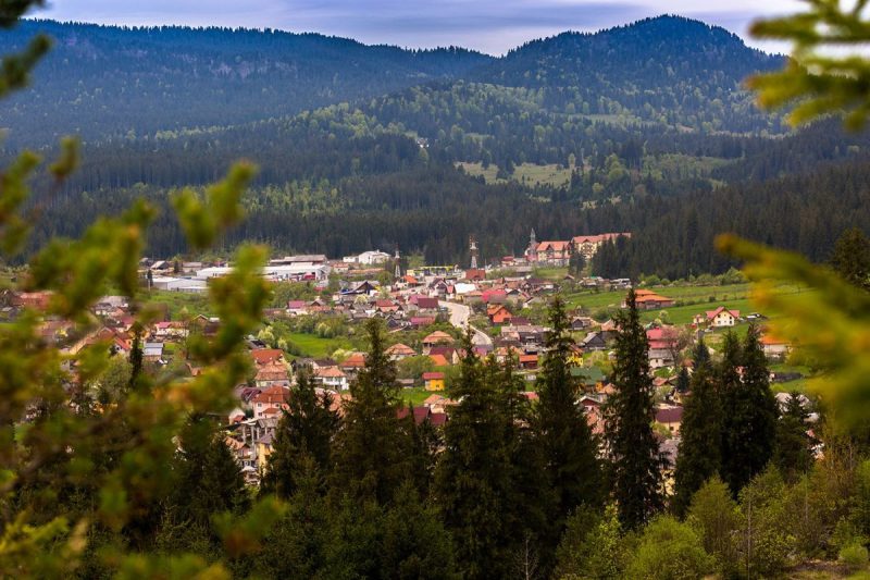 orasul-mic-din-romania-care-a-cucerit-europa.-multi-il-traverseaza-fara-sa-stie-ce-minuni-ale-naturii-ascunde
