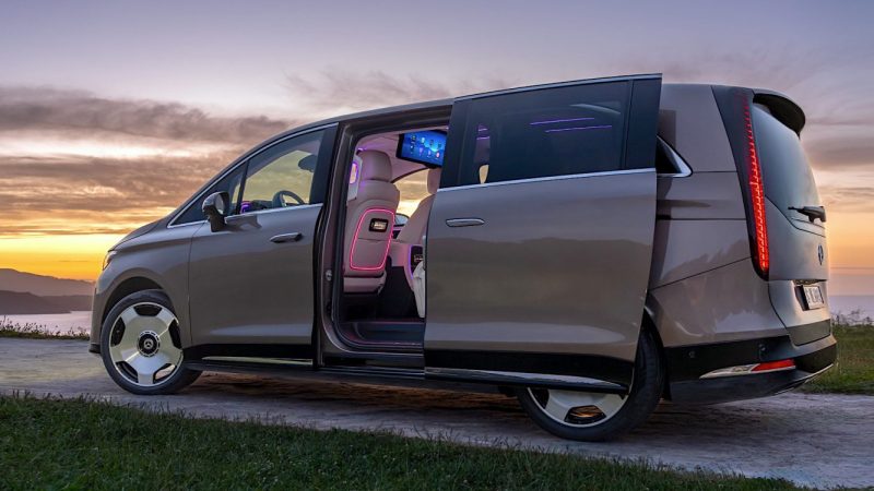 mercedes-transforma-duba-electrica-intr-o-limuzina-cu-8-locuri.-vle-300-are-400-cp,-autonomie-mare-si-pret-de-s-class