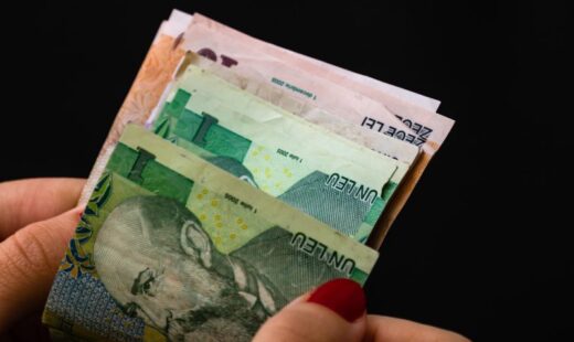 cand-intra-pe-card-alocatiile,-pensiile-si-indemnizatiile-in-luna-iulie.-romanii-care-primesc-mai-multi-bani-in-urmatoarea-perioada