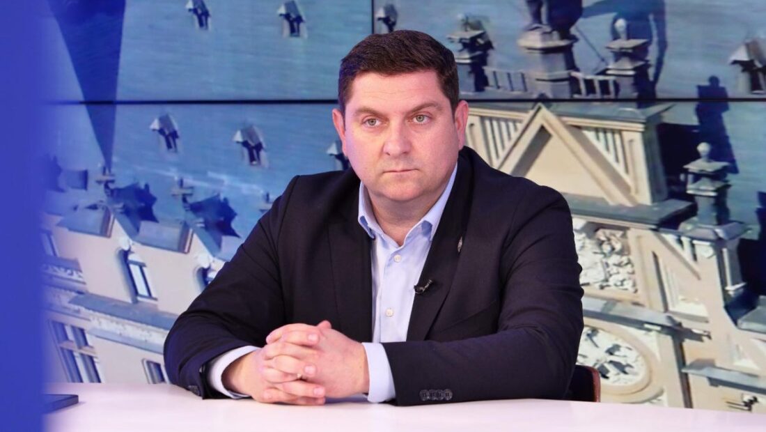 deputatul-bogdan-cojocaru-il-ataca-dur-pe-ilie-bolojan:-a-pus-romania-in-pauza.-ilie,-e-de-ajuns!-opreste-te!