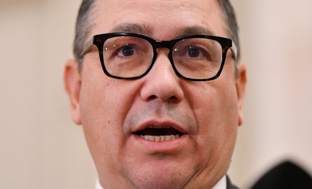 victor-ponta:-asistam-la-inmormantarea-romaniei