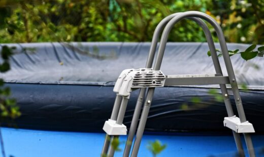 un-grup-de-francezi-a-tulburat-ordinea-publica-la-piscina-din-germania.-piscina-a-fost-evacuata-si-inchisa