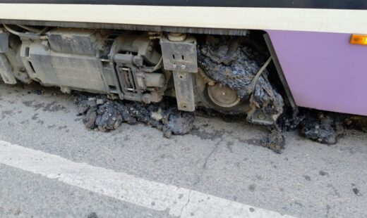 sine-de-tramvai-incinse-la-peste-60c-in-timisoara.-masticul-de-langa-linie-s-a-topit-si-s-a-lipit-de-roti-din-cauza-caniculei