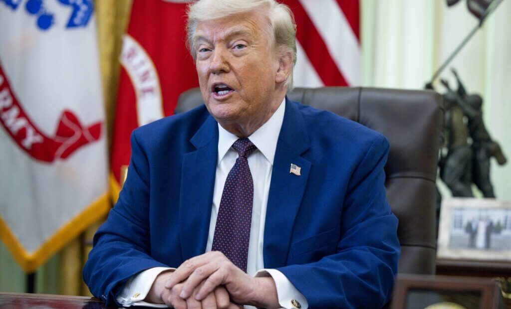 trump-ii-indeamna-pe-comerciantii-de-benzina-sa-scada-preturile-si-ii-avertizeaza-ca-vor-aparea-probleme-mari-daca-nu-o-vor-face