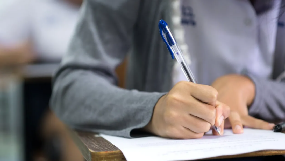 regulile-la-bac-2026.-azi,-elevii-sustin-proba-obligatorie-a-profilului:-matematica-sau-istorie