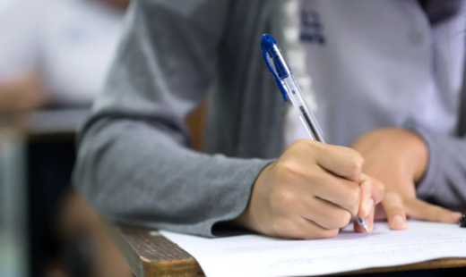 regulile-la-bac-2026.-azi,-elevii-sustin-proba-obligatorie-a-profilului:-matematica-sau-istorie