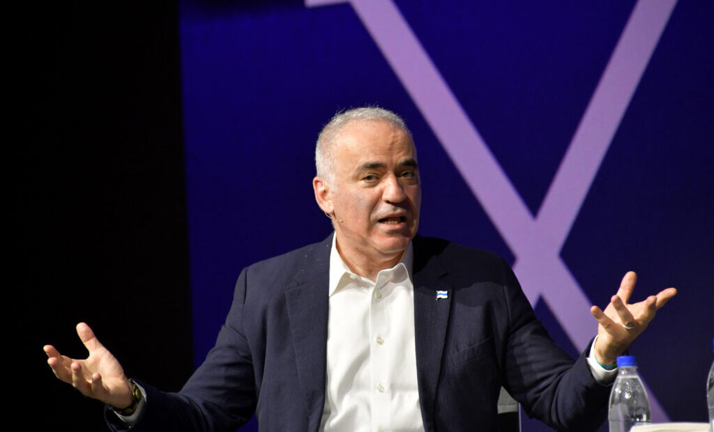 avertismentul-lui-garry-kasparov:-asteptati-va-la-o-escaladare,-nu-la-negocieri-din-partea-lui-putin