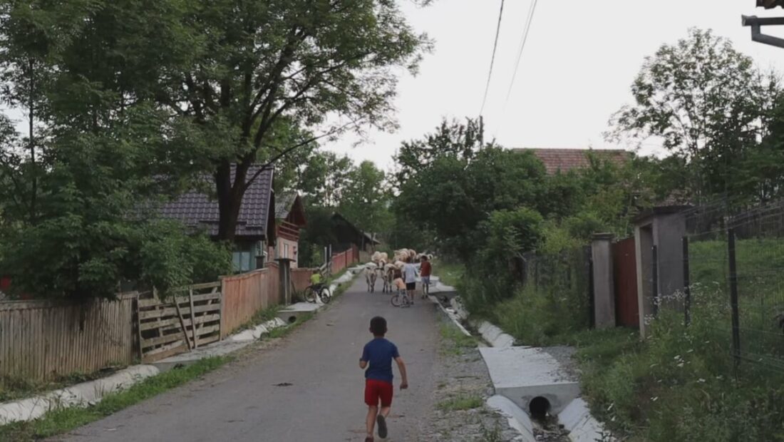 galerie-foto:-satul-din-romania-unde-se-vorbeste-o-limba-secreta,-veche-de-100-de-ani.-cand-prefera-localnicii-sa-foloseasca-gumuteasca