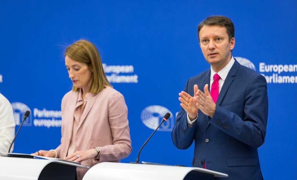 ironia-lui-siegfried-muresan-dupa-ce-psd-a-anuntat-ca-va-reclama-pnl-la-bruxelles:-este-partidul-condus-de-premierul-oug-13