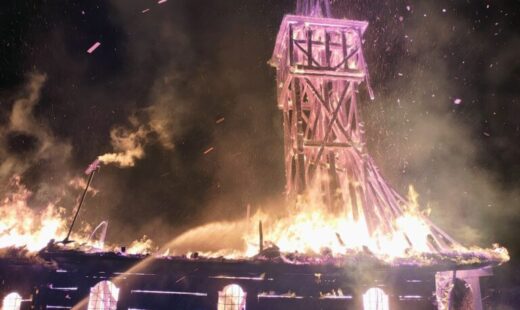 biserica-de-lemn-veche-de-350-de-ani,-din-maramures,-facuta-scrum-intr-un-incendiu-violent