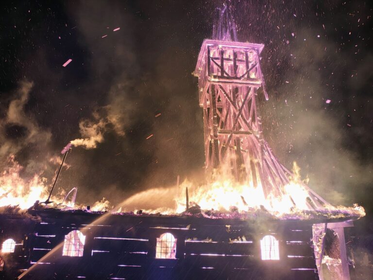 biserica-de-lemn-veche-de-350-de-ani,-din-maramures,-facuta-scrum-intr-un-incendiu-violent