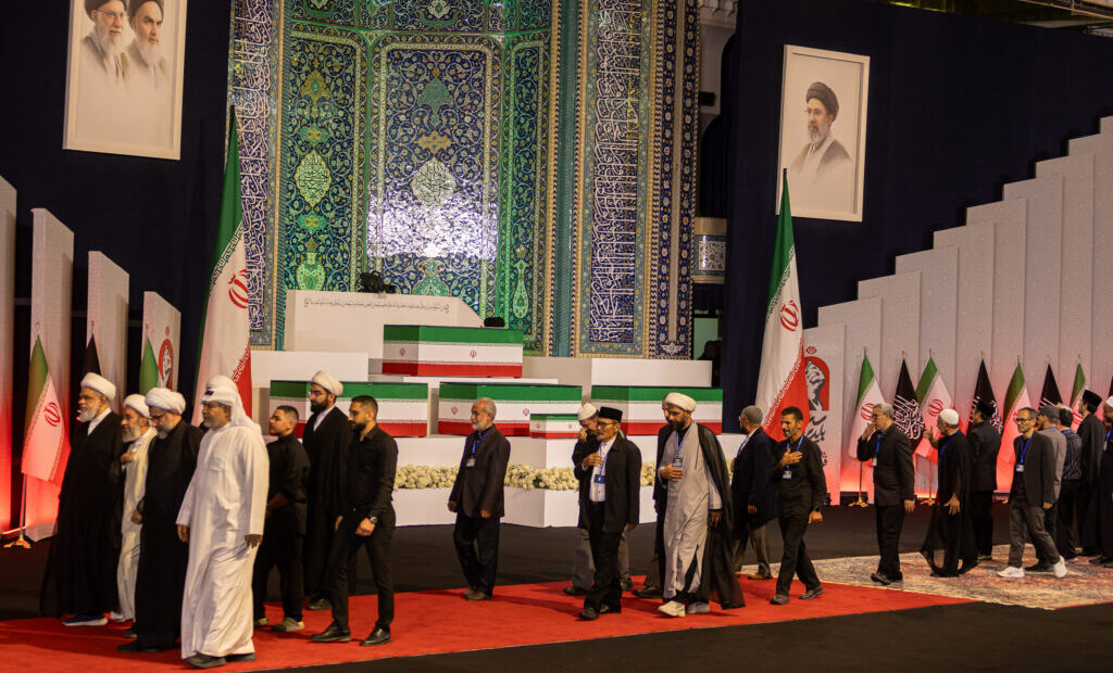 au-inceput-funeraliile-ayatollahului-ali-khamenei.-masuri-de-securitate-fara-precedent-si-ceremonii-programate-timp-de-o-saptamana