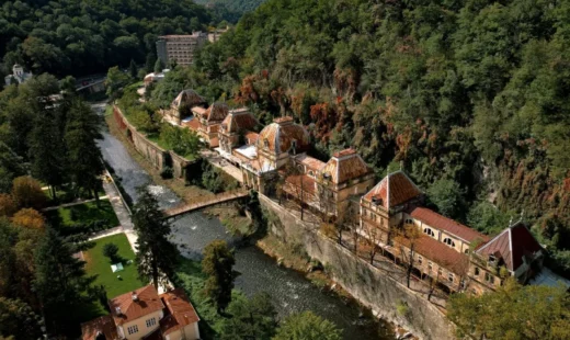 statiunea-din-romania-unde-se-tratau-imparatii-imperiului-habsburgic.-cladirile-par-desprinse-din-viena