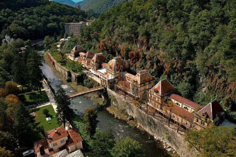 statiunea-din-romania-unde-se-tratau-imparatii-imperiului-habsburgic.-cladirile-par-desprinse-din-viena