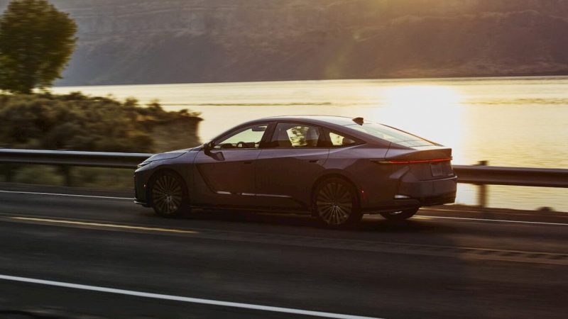 lexus-are-un-sedan-electric-mai-ieftin-decat-audi-si-bmw,-dar-autonomia-reala-spune-o-poveste-complicata
