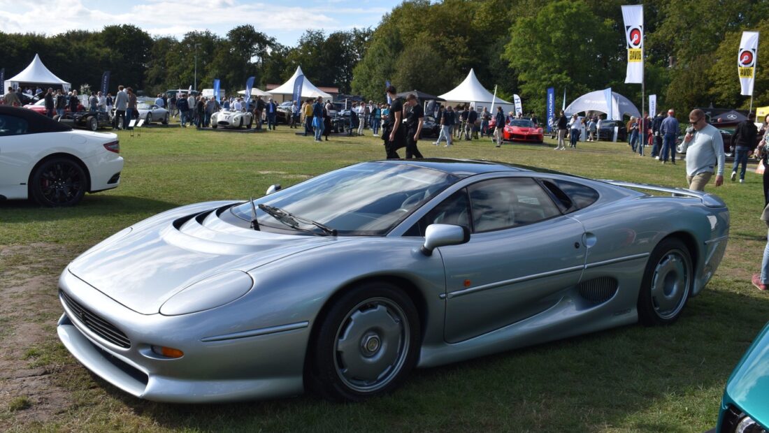 tatal-lui-lewis-hamilton-a-scos-la-vanzare-27-de-masini-pentru-3500.000-de-euro