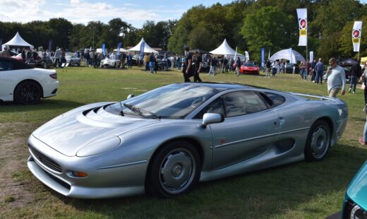 tatal-lui-lewis-hamilton-a-scos-la-vanzare-27-de-masini-pentru-3500.000-de-euro